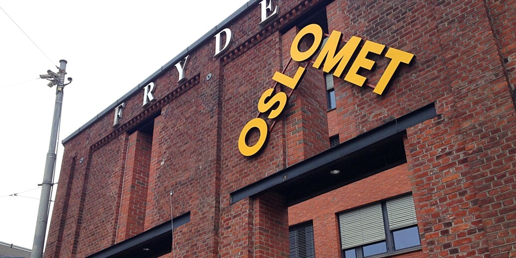 OsloMet-skiltene på fasadene til Pilestredet 42, 46, 50 og 52 er satt opp uten tillatelse fra Oslo kommune. Her fra hovedinngangen ved P46. OsloMet-skiltene på fasadene til Pilestredet 42, 46, 50 og 52 er satt opp uten tillatelse fra Oslo kommune. Her fra hovedinngangen ved P46.