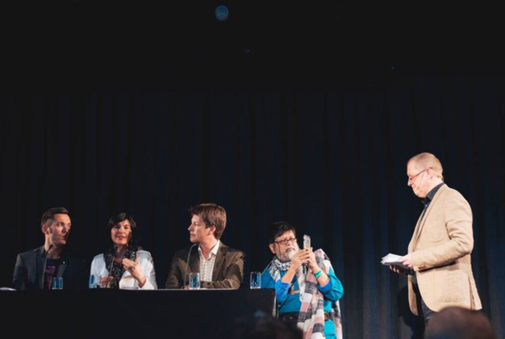 Fra venstre: Marius Tetlie, Håkon Borud, Kjersti Løken Stavrum og Shahidul Alam i en debatt under DOK15 i Fredrikstad ledet av Finn Våga. Foto: Fredrik Solstad Fra venstre: Marius Tetlie, Håkon Borud, Kjersti Løken Stavrum og Shahidul Alam i en debatt under DOK15 i Fredrikstad ledet av Finn Våga. Foto: Fredrik Solstad