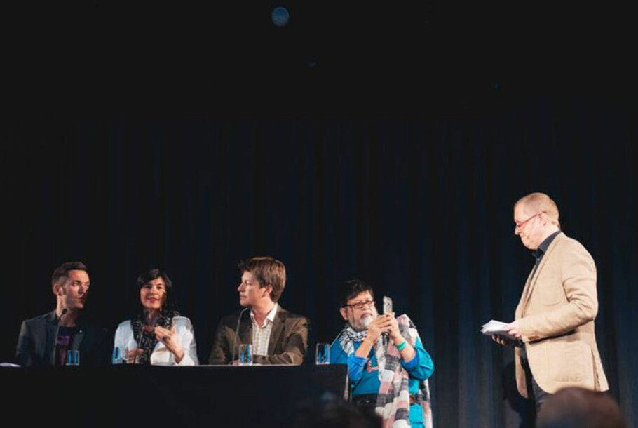 Fra venstre: Marius Tetlie, Håkon Borud, Kjersti Løken Stavrum og Shahidul Alam i en debatt under DOK15 i Fredrikstad ledet av Finn Våga. Foto: Fredrik Solstad