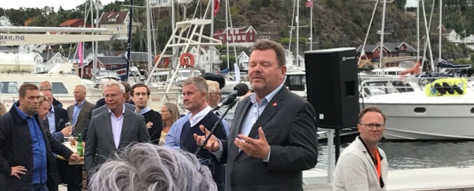 Øystein Djupedal introduserer kveldens hovedtaler på Arendalsukas minglefest: tidligere SV-leder Erik Solheim. Foto: Tove Lie Øystein Djupedal introduserer kveldens hovedtaler på Arendalsukas minglefest: tidligere SV-leder Erik Solheim. Foto: Tove Lie