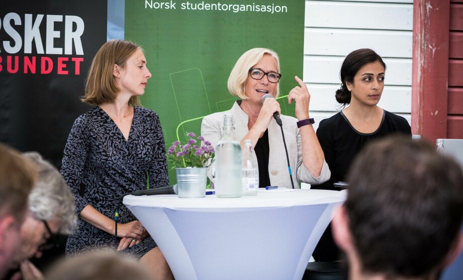Iselin Nybø, Marit Arnstad og Hadia Tajik debatterte foretaksmodell under Fiorskerforbundets debattmøte i Arendal.