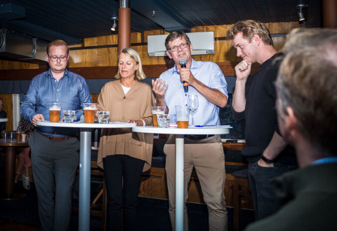 Politisk rådgiver i KD, Kjartan Almenning (V), Nina Sandberg (Ap), rektor Svein Stølen og NSO-leder Håkon Randgaard Mikalsen i pubdebatt om blant annet foretaksmodell og autonomi i akademia. Foto: Siri Øverland Eriksen Politisk rådgiver i KD, Kjartan Almenning (V), Nina Sandberg (Ap), rektor Svein Stølen og NSO-leder Håkon Randgaard Mikalsen i pubdebatt om blant annet foretaksmodell og autonomi i akademia. Foto: Siri Øverland Eriksen