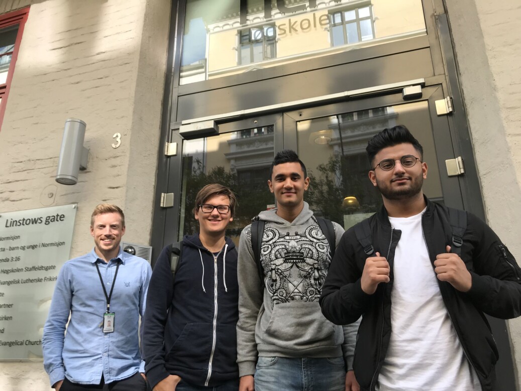 Programansvarlig på NLA Høgskolen Jørgen Sjaastad sammen de ferske studentene Vebjørn Bergaplass (24), Yash Joshi (20) og Danish Butt (20). Foto: Eva Tønnessen Programansvarlig på NLA Høgskolen Jørgen Sjaastad sammen de ferske studentene Vebjørn Bergaplass (24), Yash Joshi (20) og Danish Butt (20). Foto: Eva Tønnessen