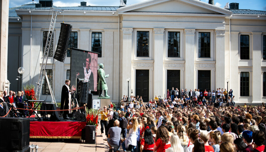 Fra studiestart, Universitetsplassen i Oslo. Rektor Svein Stølen taler. Foto: Runhild Heggem