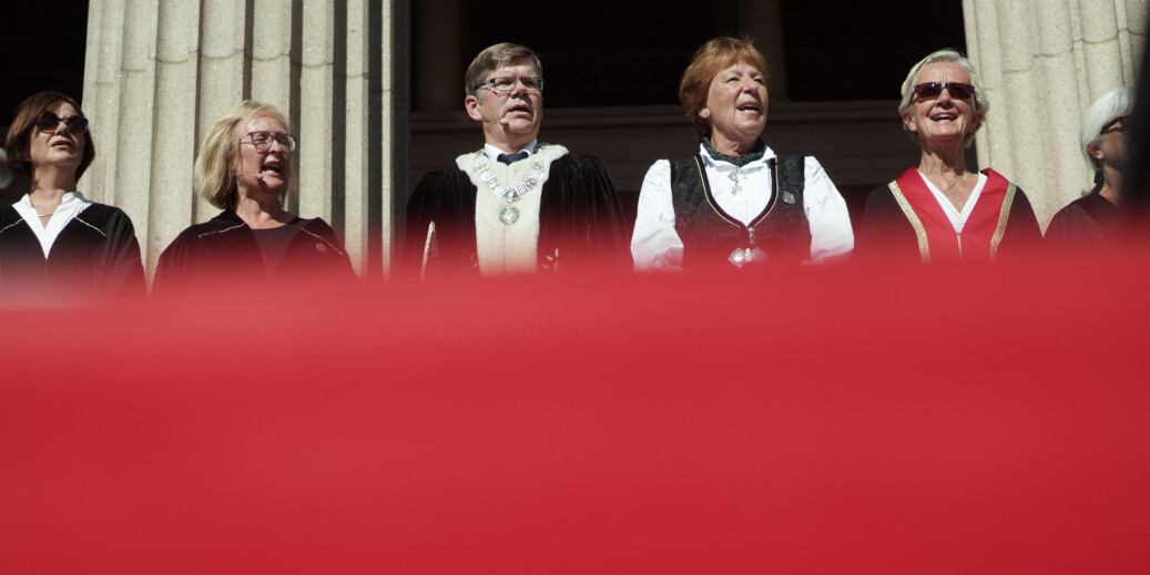 Man synger på åpningsseremonien til Universitetet i Oslo, men i år sang man ikke den flere hundre år gamle latinske sangen Gaudeamus igitur. F.v. Åse Gornitzka, Gro Bjørnerud Mo, Svein Stølen, ordfører Marianne Borgen, universitetsdirektør Gunn-Elin Bjørneboe. Foto: Ketil Blom Haugstulen Man synger på åpningsseremonien til Universitetet i Oslo, men i år sang man ikke den flere hundre år gamle latinske sangen Gaudeamus igitur. F.v. Åse Gornitzka, Gro Bjørnerud Mo, Svein Stølen, ordfører Marianne Borgen, universitetsdirektør Gunn-Elin Bjørneboe. Foto: Ketil Blom Haugstulen