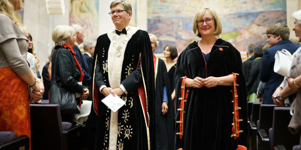 Rektor Svein Stølen og prorektor Gro Bjørnerud Mo måtte gi etter for dekanene: Den flere hundre år gamle drikkevisen Gaudeamus igitur skal fortsatt synges ved høytidelige anledninger ved Universitetet i Oslo, men nå med et vers mindre enn før. Foto: Ketil Blom Haugstulen Rektor Svein Stølen og prorektor Gro Bjørnerud Mo måtte gi etter for dekanene: Den flere hundre år gamle drikkevisen Gaudeamus igitur skal fortsatt synges ved høytidelige anledninger ved Universitetet i Oslo, men nå med et vers mindre enn før. Foto: Ketil Blom Haugstulen