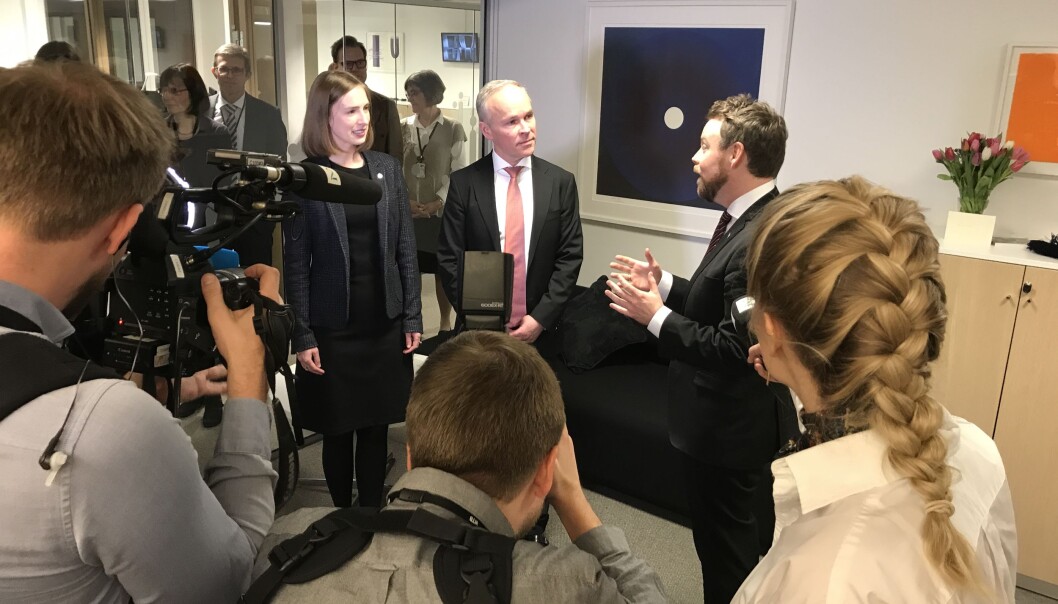 Iselin Nybø og Jan Tore Sanner fikk begge nøkkel av avtroppende kunnskapsminister Torbjørn Røe Isaksen i januar. Nybø vil ta opp igjen Isakens ide om å gjøre utveksling obligatorisk og møter motstand fra Høyres studenter. Foto: Ketil Blom Haugstulen Iselin Nybø og Jan Tore Sanner fikk begge nøkkel av avtroppende kunnskapsminister Torbjørn Røe Isaksen i januar. Nybø vil ta opp igjen Isakens ide om å gjøre utveksling obligatorisk og møter motstand fra Høyres studenter. Foto: Ketil Blom Haugstulen