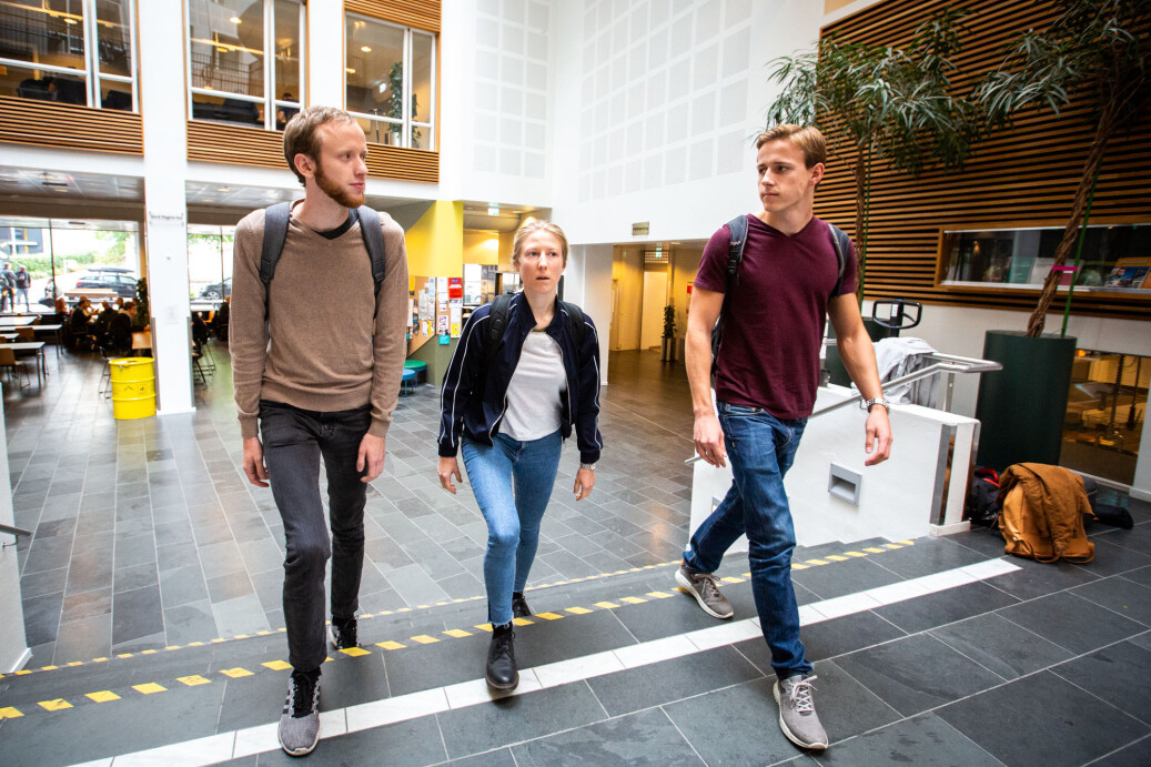 André Bockelie, Ida Trolle Andersson, og Tarald Dysvik Strander studerer byggfag på andre året på OsloMet. Timplanen er så rotete og krevende at den vanskeliggjør studiehverdagen og muligheter for å jobbe ved siden av. Foto: Runhild Heggem André Bockelie, Ida Trolle Andersson, og Tarald Dysvik Strander studerer byggfag på andre året på OsloMet. Timplanen er så rotete og krevende at den vanskeliggjør studiehverdagen og muligheter for å jobbe ved siden av. Foto: Runhild Heggem