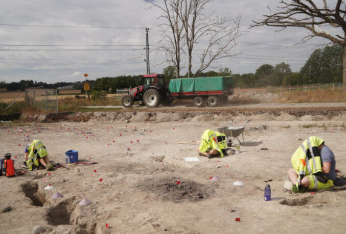 Arkeologene lukker seg inne for å slippe gjenskinn fra nettbrettene de bruker til å dokumentere arbeidet på. Foto: Ketil Blom Haugstulen Arkeologene lukker seg inne for å slippe gjenskinn fra nettbrettene de bruker til å dokumentere arbeidet på. Foto: Ketil Blom Haugstulen