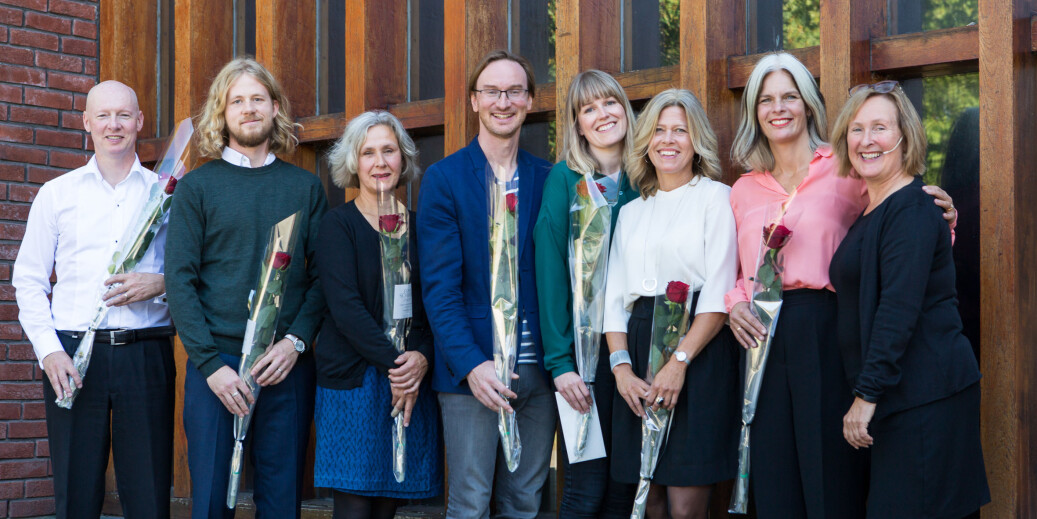 Prisvinnerne på årsfesten til Universitet i Oslo, mandag 3. september: Professor Harald Stenmark, Erling Fjeldaas (mastergrad), professor Anne Danielsen, førsteamanuensis Alexander Refsum Jensenius, Lise Bjerke (mastergrad), professor Benedicte Bull og førsteamanuensis Anne Kveim Lie sammen med prorektor for utdanning Gro Bjørnerud Mo. Foto: UiO/Jarli & Jordan Prisvinnerne på årsfesten til Universitet i Oslo, mandag 3. september: Professor Harald Stenmark, Erling Fjeldaas (mastergrad), professor Anne Danielsen, førsteamanuensis Alexander Refsum Jensenius, Lise Bjerke (mastergrad), professor Benedicte Bull og førsteamanuensis Anne Kveim Lie sammen med prorektor for utdanning Gro Bjørnerud Mo. Foto: UiO/Jarli & Jordan