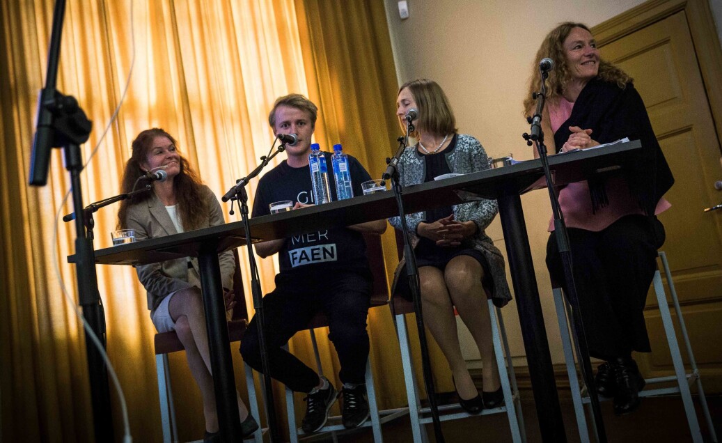 SHoT-tallene ble diskutert på Frokostkjelleren i Oslo onsdag, ved (f.v.) SHoT-arbeidgruppeleder Kari Jussie Lønning, NSO-leder Håkon Randgaard Mikalsen, høyere utdanningsminister Iselin Nybø og Folkehelseinstituttet-direktør Camilla Stoltenberg. Foto: Siri Øverland Eriksen SHoT-tallene ble diskutert på Frokostkjelleren i Oslo onsdag, ved (f.v.) SHoT-arbeidgruppeleder Kari Jussie Lønning, NSO-leder Håkon Randgaard Mikalsen, høyere utdanningsminister Iselin Nybø og Folkehelseinstituttet-direktør Camilla Stoltenberg. Foto: Siri Øverland Eriksen