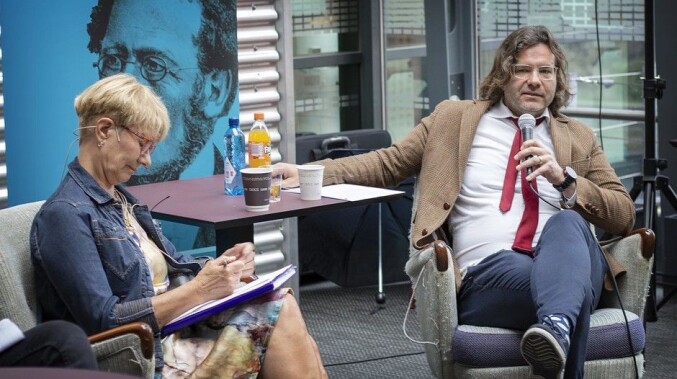 Dekan Jørn Varhaug ved UiA, her i på et debattmøte om valgt eller ansatt rektor 28.mai. Motdebattant er Anne Grete Ellingsen i næringsklyngen GCE Node. Foto: UiA Dekan Jørn Varhaug ved UiA, her i på et debattmøte om valgt eller ansatt rektor 28.mai. Motdebattant er Anne Grete Ellingsen i næringsklyngen GCE Node. Foto: UiA