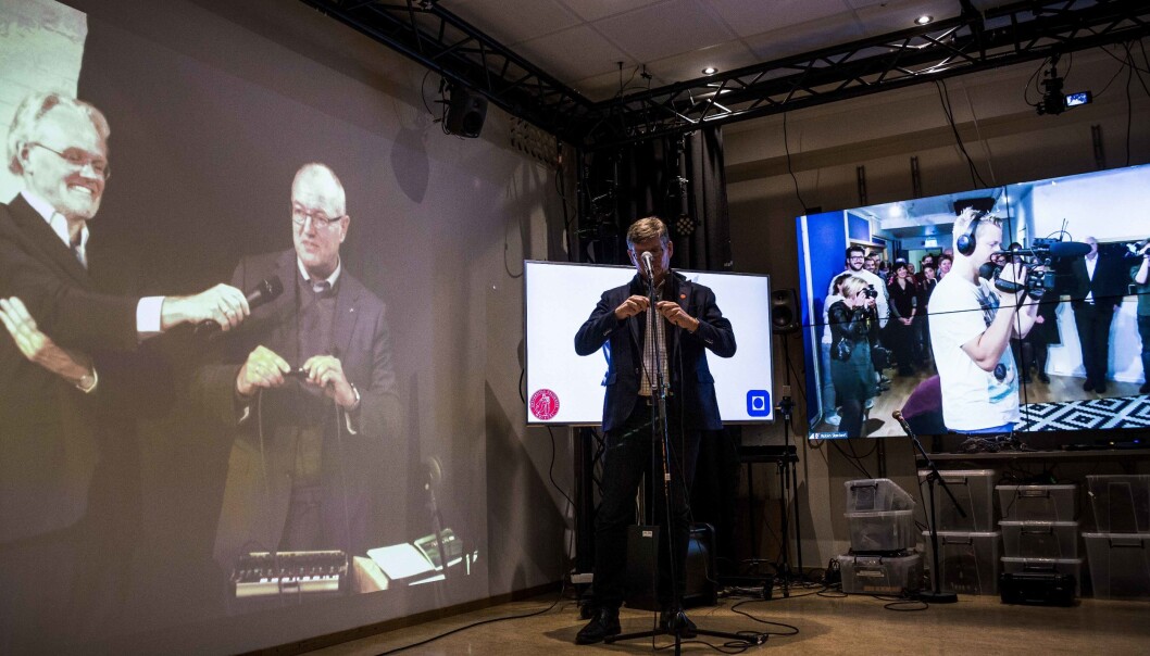 Rektor Gunnar Bovim i Trondheim og rektor Svein Stølen i Oslo, skrur på strømmen samtidig for det nye felles masterprogrammet innen musikk og teknologi. Foto: Siri Ø. Eriksen Rektor Gunnar Bovim i Trondheim og rektor Svein Stølen i Oslo, skrur på strømmen samtidig for det nye felles masterprogrammet innen musikk og teknologi. Foto: Siri Ø. Eriksen