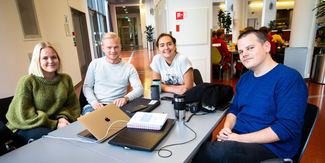 Disse andreårs sykepleierstudentene ved OsloMet campus Pilestredet forteller om en heftig studiestart som får mange til å hoppe av. Frafallet mannlige studenter er på 47 prosent. Fra venstre: Emilie Jørgensen, Aaron Wickmann, Julia Stawowy, Stian Sele. Foto: Runhild Heggem Disse andreårs sykepleierstudentene ved OsloMet campus Pilestredet forteller om en heftig studiestart som får mange til å hoppe av. Frafallet mannlige studenter er på 47 prosent. Fra venstre: Emilie Jørgensen, Aaron Wickmann, Julia Stawowy, Stian Sele. Foto: Runhild Heggem