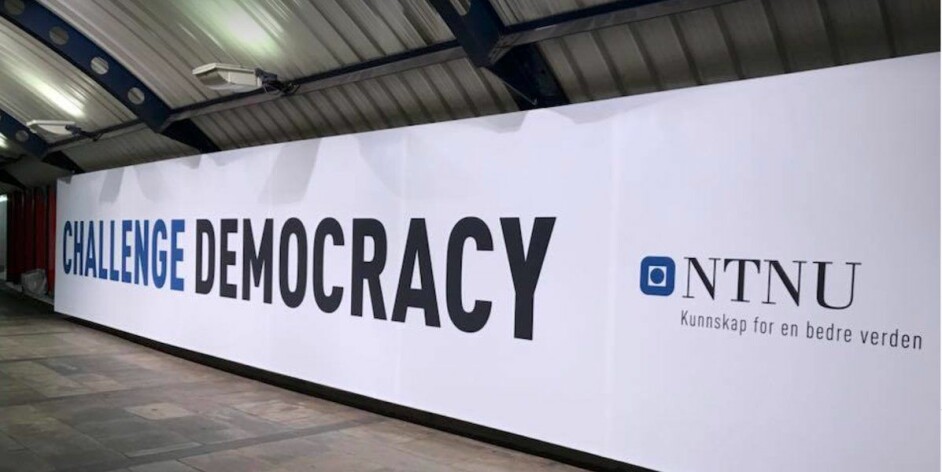 En svær plakat om å «utfordre demokratiet», med NTNU som avsender, har fått plass på Stortinget T-banestasjon i Oslo. Kampanjen vekker reaksjoner hos NTNUs egne ansatte. Foto: Tove Lie