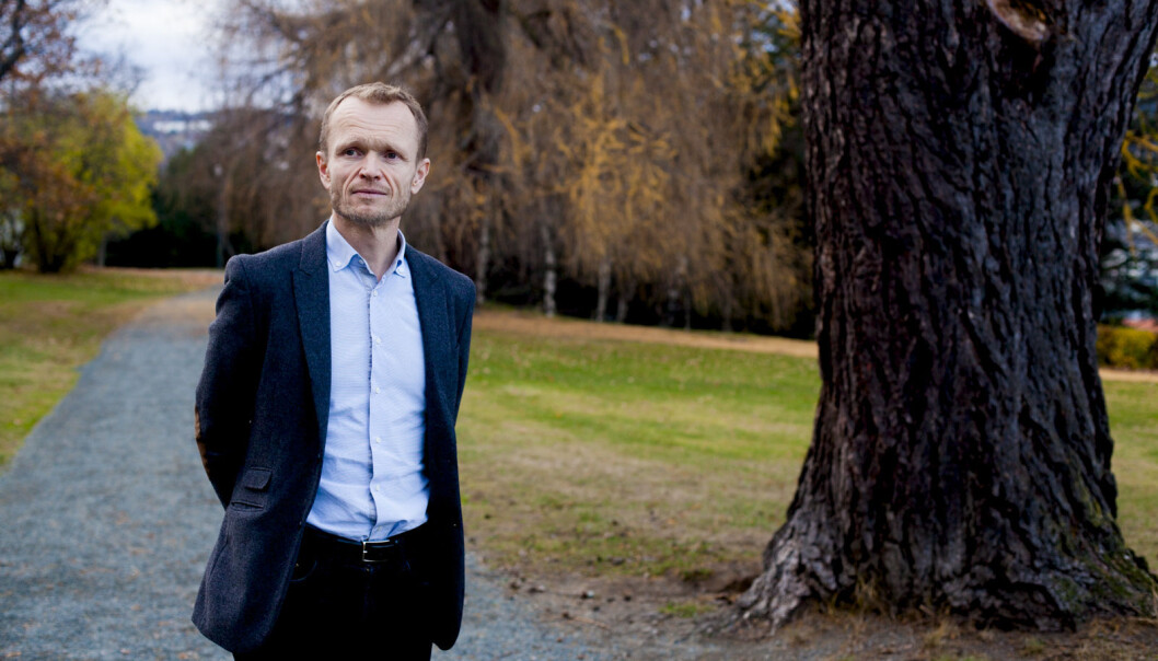 Tidligere leder i Forskerforbundet på NTNU, Kristian Steinnes, ble omplassert mot sin vilje, og så lenge Tor Einar Fagerland var instituttleder. Nå har Fagerland gått av og Steinnes forventer å kunne flytte tilbake til instituttet sitt. Foto: Henriette Dæhlie Tidligere leder i Forskerforbundet på NTNU, Kristian Steinnes, ble omplassert mot sin vilje, og så lenge Tor Einar Fagerland var instituttleder. Nå har Fagerland gått av og Steinnes forventer å kunne flytte tilbake til instituttet sitt. Foto: Henriette Dæhlie