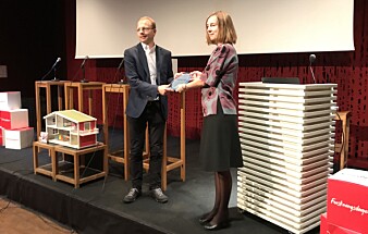 Statsråd Iselin Nybø delte ut formidlingsprisen til Bjørn H. Samset. Foto: Eva Tønnessen Statsråd Iselin Nybø delte ut formidlingsprisen til Bjørn H. Samset. Foto: Eva Tønnessen