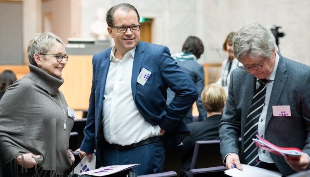 Styreleder Vigdis Moe Skarstein og rektor Bjørn Olsen (i midten) må finne ny dekan for lærerutdanning, kunst og kulturfag, etter at dekan Sarah Paulson slittet for å begynne på OsloMet. Foto: Skjalg Bøhmer Vold Styreleder Vigdis Moe Skarstein og rektor Bjørn Olsen (i midten) må finne ny dekan for lærerutdanning, kunst og kulturfag, etter at dekan Sarah Paulson slittet for å begynne på OsloMet. Foto: Skjalg Bøhmer Vold