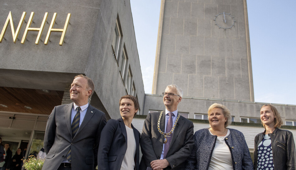 Styret ved Norges handelshøgskole, NHH, mener rektor Øystein Thøgersen (i midten) fortjener lønnsøkning for innsatsen gjennom et krevende år. Her fra studiestart 2018, f.v.: Statsbygg-direktør Harald Nikolaisen, prorektor Linda Nøstbakken, rektor Øystein Thøgersen, statsminister Erna Solberg og forsknings- og høyere utdanningsminister Iselin Nybø.Foto: Helge Skodvin Styret ved Norges handelshøgskole, NHH, mener rektor Øystein Thøgersen (i midten) fortjener lønnsøkning for innsatsen gjennom et krevende år. Her fra studiestart 2018, f.v.: Statsbygg-direktør Harald Nikolaisen, prorektor Linda Nøstbakken, rektor Øystein Thøgersen, statsminister Erna Solberg og forsknings- og høyere utdanningsminister Iselin Nybø.Foto: Helge Skodvin