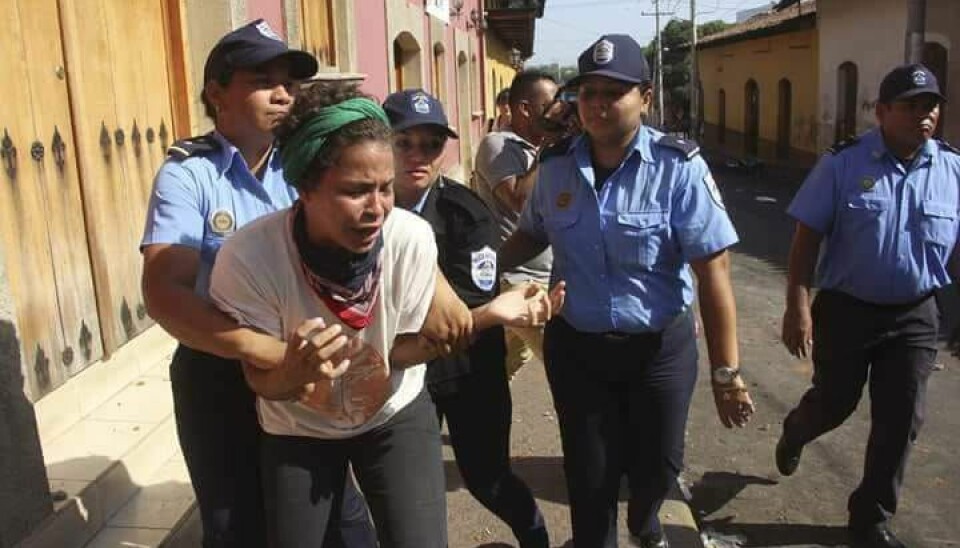Medisinstudent Amaya Coppens i Nicaragua blir anholdt av politi etter en demonstrasjon tidligere i år. Siden september sitter hun arrestert. Foto: Norwin Mojica