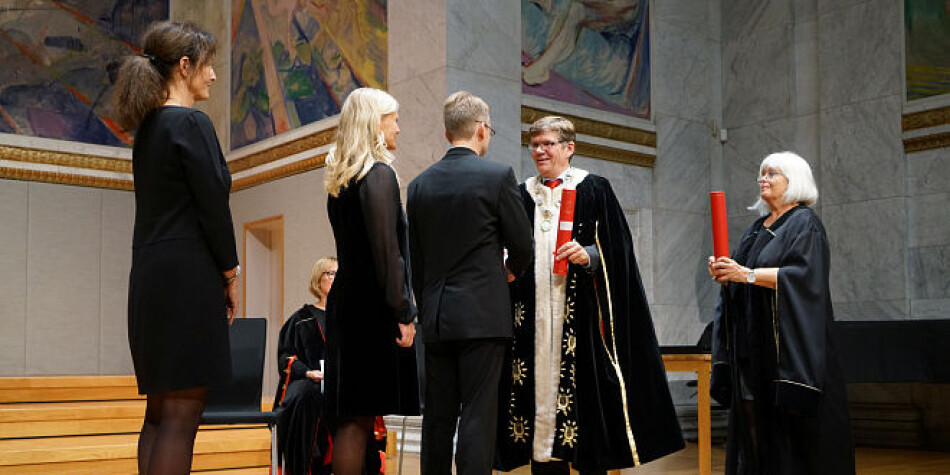 NTNUs challenge-kampanje var tema på rektors tale til nye doktorer ved UiO nylig. Mange som har sitt daglige virke på Blindern fikk en støkk da de gikk av t-banen 3. september, på dagen for selveste UiOs årsfest. «Challenge yourself», var budskapet på store bannere med avsender konkurrent og samarbeidspartner NTNU. Foto: Terje Heiestad, UiO NTNUs challenge-kampanje var tema på rektors tale til nye doktorer ved UiO nylig. Mange som har sitt daglige virke på Blindern fikk en støkk da de gikk av t-banen 3. september, på dagen for selveste UiOs årsfest. «Challenge yourself», var budskapet på store bannere med avsender konkurrent og samarbeidspartner NTNU. Foto: Terje Heiestad, UiO