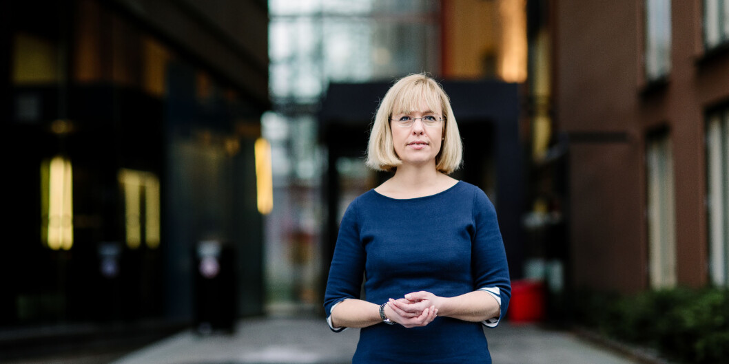 Språkrådets direktør Åse Wetås har skrevet brev med den utvetydige tittelen «Staten bryt eigne skrivereglar og retningslinjer for namnelaging» til Kulturdepartementet. Foto: Språkrådet Språkrådets direktør Åse Wetås har skrevet brev med den utvetydige tittelen «Staten bryt eigne skrivereglar og retningslinjer for namnelaging» til Kulturdepartementet. Foto: Språkrådet