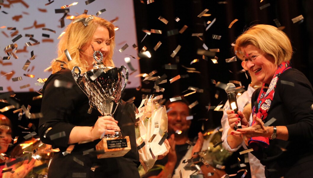 Maria Olsson ved UiT er en av finalistene i landsfinalen i Forsker Grand Prix lørdag kveld. Her mottar hun førsteplass i delfinalen fra UiT-rektor Anne Husebekk (t.h.). Foto: Sidsel Flock Bachmann Maria Olsson ved UiT er en av finalistene i landsfinalen i Forsker Grand Prix lørdag kveld. Her mottar hun førsteplass i delfinalen fra UiT-rektor Anne Husebekk (t.h.). Foto: Sidsel Flock Bachmann