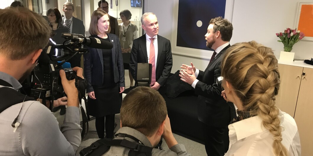 Statsrådene Iselin Nybø og Torbjørn Røe Isaksen (t.h.) vil øke bevilgningen til forskningsinstitutter. Her er de ved nøkkeloverleveringen januar 2018. Foto: Ketil Blom Haugstulen Statsrådene Iselin Nybø og Torbjørn Røe Isaksen (t.h.) vil øke bevilgningen til forskningsinstitutter. Her er de ved nøkkeloverleveringen januar 2018. Foto: Ketil Blom Haugstulen