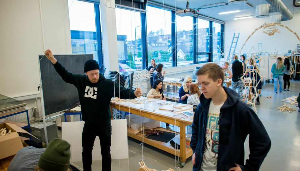 Studenter ved Institutt for produktdesign ved OsloMet fra et tidligere år i arbeid på et av verkstedene på Kjeller. Foto: Skjalg Bøhmer Vold