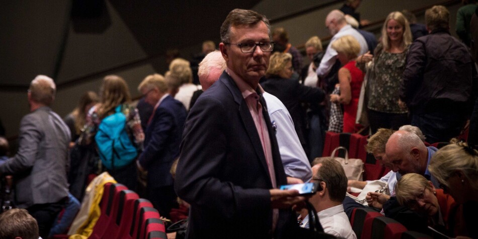 UiB-rektor Dag Rune Olsen skal til Kina for tredje gang i år, men deltar ikke offisielt i den rekordstore delegasjonen. Jobbtelefonen byttes ut med en utlånstelefon fra IT-avdelingen denne gangen. Foto: Siri Øverland Eriksen UiB-rektor Dag Rune Olsen skal til Kina for tredje gang i år, men deltar ikke offisielt i den rekordstore delegasjonen. Jobbtelefonen byttes ut med en utlånstelefon fra IT-avdelingen denne gangen. Foto: Siri Øverland Eriksen