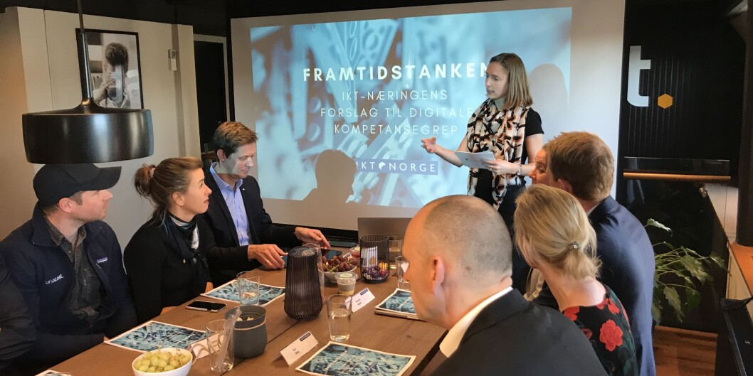 Iselin Nybø fikk innspill fra IKT-næringen. Her lytter Kjartan Slette, Unacast, Heidi Austlid Arnesen, IKT-Norge, og Sven Thaulow leder IKT-Norges kompetanseutvalg og toppsjef i Cisco Norge. Foto: Eva Tønnessen Iselin Nybø fikk innspill fra IKT-næringen. Her lytter Kjartan Slette, Unacast, Heidi Austlid Arnesen, IKT-Norge, og Sven Thaulow leder IKT-Norges kompetanseutvalg og toppsjef i Cisco Norge. Foto: Eva Tønnessen