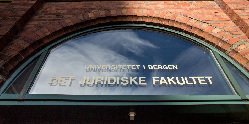 Universitetsledelsen ved UiB forespeiler at Det juridiske fakultet ikke skal få erstatte flere professorer som går av med pensjon. Det er å gamble med kvaliteten på studiet, og dermed norske borgeres rettssikkerhet, skriver innleggsforfatterne. Foto: Eivind Senneset / UiB Universitetsledelsen ved UiB forespeiler at Det juridiske fakultet ikke skal få erstatte flere professorer som går av med pensjon. Det er å gamble med kvaliteten på studiet, og dermed norske borgeres rettssikkerhet, skriver innleggsforfatterne. Foto: Eivind Senneset / UiB