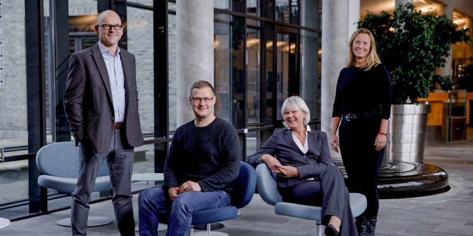 Totalt 111 millioner går til opprettelsen av et nytt forskningssenter på intensivbehandling av tvangslidelser. Fra venstre: Daglig leder i Bergens forskningsstiftelse, Sveinung Hole, førsteamanuensis Bjarne Hansen, professor Gerd Kvale og daglig leder i Kavlifondet, Inger Elise Iversen. Foto: Paul S. Amundsen Totalt 111 millioner går til opprettelsen av et nytt forskningssenter på intensivbehandling av tvangslidelser. Fra venstre: Daglig leder i Bergens forskningsstiftelse, Sveinung Hole, førsteamanuensis Bjarne Hansen, professor Gerd Kvale og daglig leder i Kavlifondet, Inger Elise Iversen. Foto: Paul S. Amundsen
