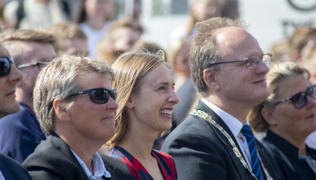 Iselin Nybø har fordelt milder til satsing på rekruttreing av lærere. Seunn Smith-Tønnessen og Frank Reichert ved Universitetet i Agder har fått 400.000 kroner. Foto: Saara Ojanen Iselin Nybø har fordelt milder til satsing på rekruttreing av lærere. Seunn Smith-Tønnessen og Frank Reichert ved Universitetet i Agder har fått 400.000 kroner. Foto: Saara Ojanen