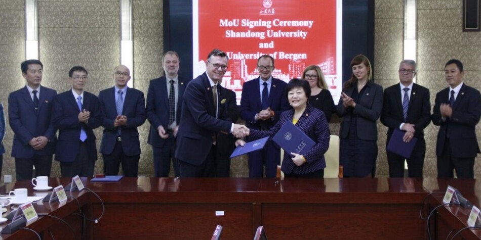Dag Rune Olsen mottok i oktober sitt første æresprofessorat, fra Shandong University i Jinan i Kina. Foto: UiB Dag Rune Olsen mottok i oktober sitt første æresprofessorat, fra Shandong University i Jinan i Kina. Foto: UiB