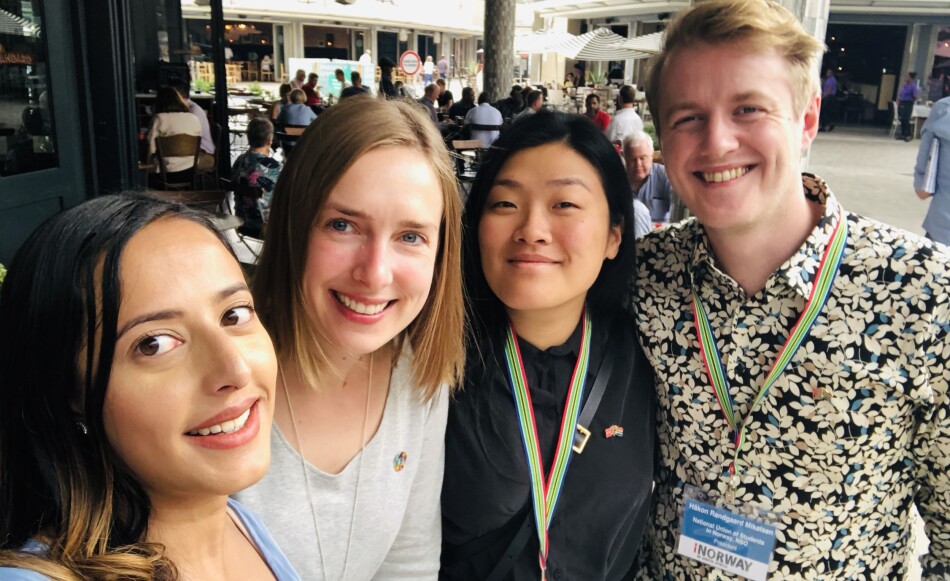 F.v. Fasiha Hassan, vinner av Studentenes fredspris 2019, Iselin Nybø, Hanna Flood og Håkon Randgaard Mikalsen møttes til lunsj. Foto-selfie: Faisha Hassan F.v. Fasiha Hassan, vinner av Studentenes fredspris 2019, Iselin Nybø, Hanna Flood og Håkon Randgaard Mikalsen møttes til lunsj. Foto-selfie: Faisha Hassan