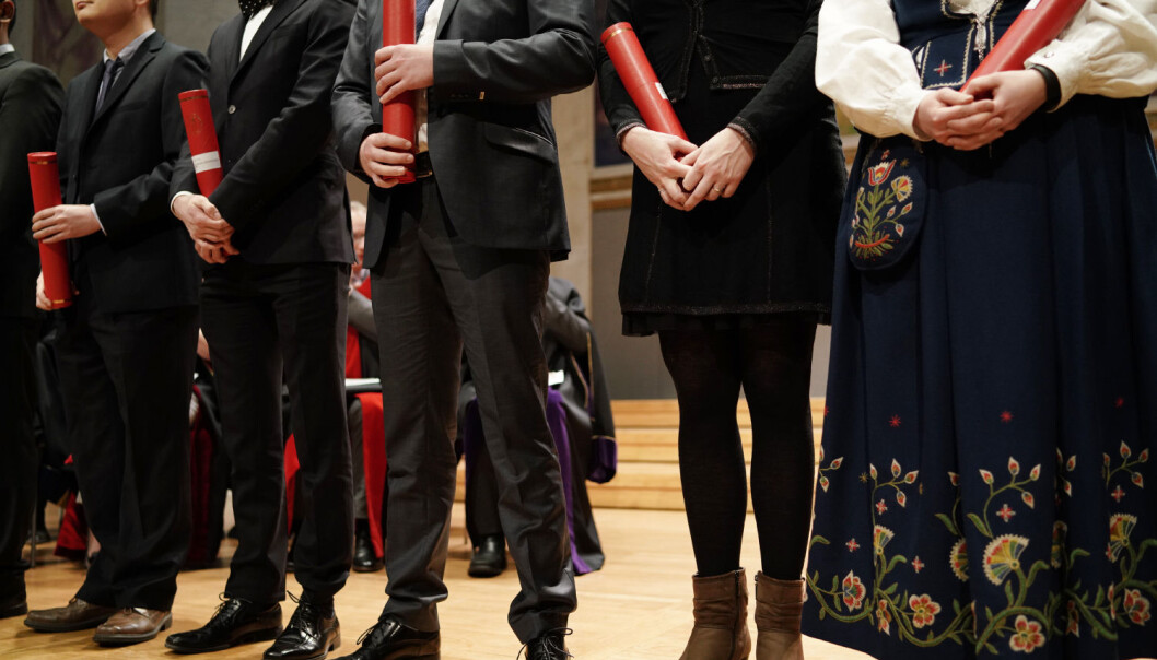 — Det er klart at det er systemer som tjener på utviklingen av mer midlertidighet, og ikke individuelle akademikere. Det er flott for en institusjon å ha mange sterke kandidater til en stilling, herlig med ferskt blod fullt av engasjement i nok en postdoktorstilling, skriver Camilla Mørk Røstvik i hennes kritikk av den utstrakte midlertidigheten i akademia. — Det er klart at det er systemer som tjener på utviklingen av mer midlertidighet, og ikke individuelle akademikere. Det er flott for en institusjon å ha mange sterke kandidater til en stilling, herlig med ferskt blod fullt av engasjement i nok en postdoktorstilling, skriver Camilla Mørk Røstvik i hennes kritikk av den utstrakte midlertidigheten i akademia.