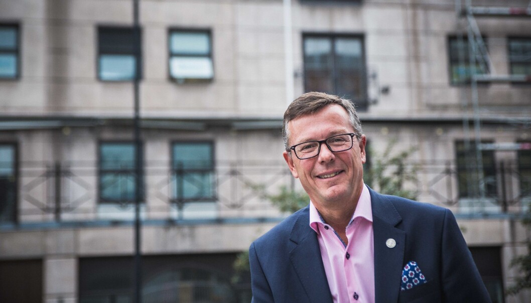 Dag Rune Olsen, rektor ved Universitetet i Bergen (UiB), er stadig på reise. Artikkelforfatterne mener UiB og andre i UH-sektoren må gjøre mer for å redusere klimagassutslipp. Foto: Siri Øverland Eriksen Dag Rune Olsen, rektor ved Universitetet i Bergen (UiB), er stadig på reise. Artikkelforfatterne mener UiB og andre i UH-sektoren må gjøre mer for å redusere klimagassutslipp. Foto: Siri Øverland Eriksen