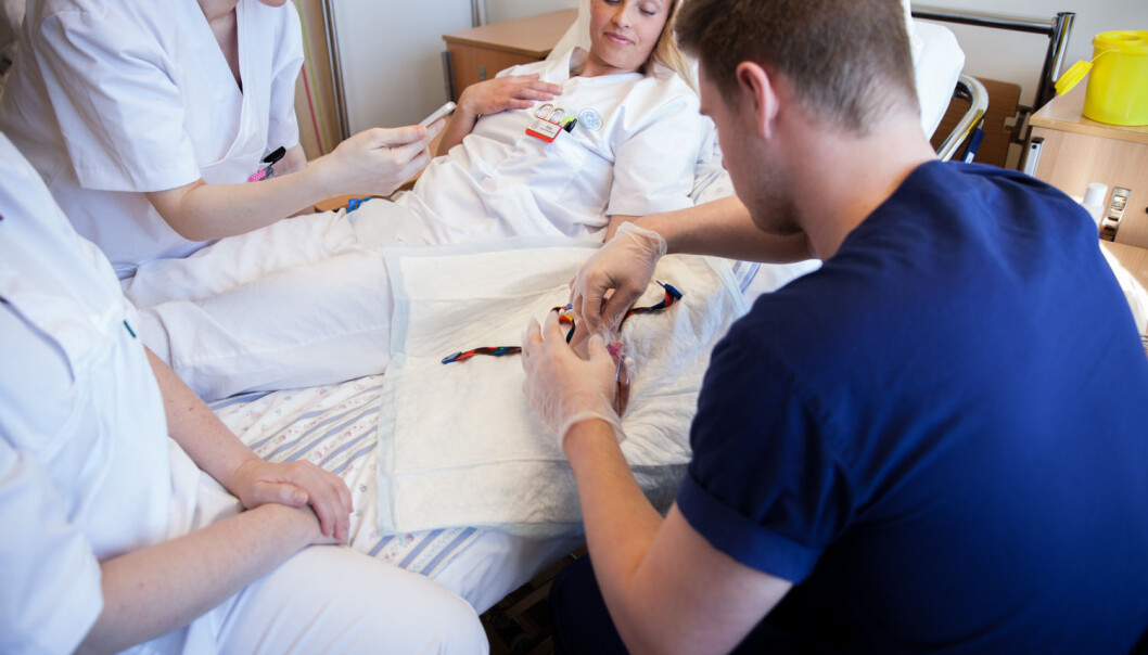 Både klinisk praksis og adademisk kunnskap er viktig for en god sykepleierutdanning, mener innleggsforfatterne. Både klinisk praksis og adademisk kunnskap er viktig for en god sykepleierutdanning, mener innleggsforfatterne.