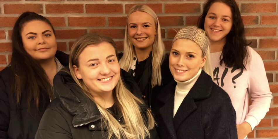 Vernepleiestudenter på Universitetet i Sørøst-Norge. Bak fra venstre: Karoline Wilhelmsen, Karina Hauge, Martha Garsjø. Foran fra venstre: Lene Kjellemo, Elin Borge. Foto: Privat Vernepleiestudenter på Universitetet i Sørøst-Norge. Bak fra venstre: Karoline Wilhelmsen, Karina Hauge, Martha Garsjø. Foran fra venstre: Lene Kjellemo, Elin Borge. Foto: Privat