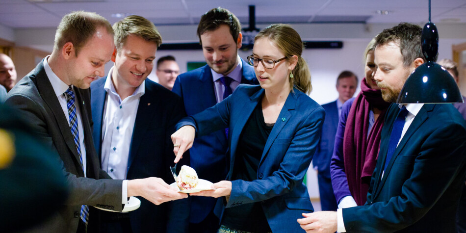 Her er daværende kunnskapsminister Torbjørn Røe Isaksen (t.h.) sammen med nåværende forsknings- og høyere utdanningsminister, Iselin Nybø, (nr 2 f.h.) på kakefest hos NSO og daværende leder Anders Langset (t.v.) og Krfs Anders Tyvand (nr 2 f.v.) for å feire et godt budsjettforlik for studentene i 2014.Foto: Wanda Nathalie Nordstrøm Her er daværende kunnskapsminister Torbjørn Røe Isaksen (t.h.) sammen med nåværende forsknings- og høyere utdanningsminister, Iselin Nybø, (nr 2 f.h.) på kakefest hos NSO og daværende leder Anders Langset (t.v.) og Krfs Anders Tyvand (nr 2 f.v.) for å feire et godt budsjettforlik for studentene i 2014.Foto: Wanda Nathalie Nordstrøm