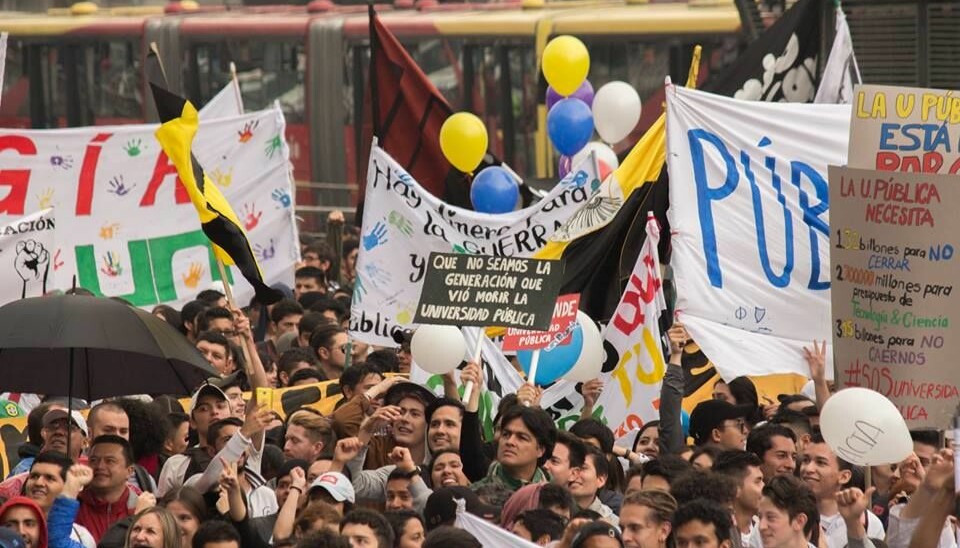 Studenter og ansatte ved Colombias statlige universiteter har vært ute i nasjonal streik i en måned, noen enda lenger enn det. Foto: UNEES