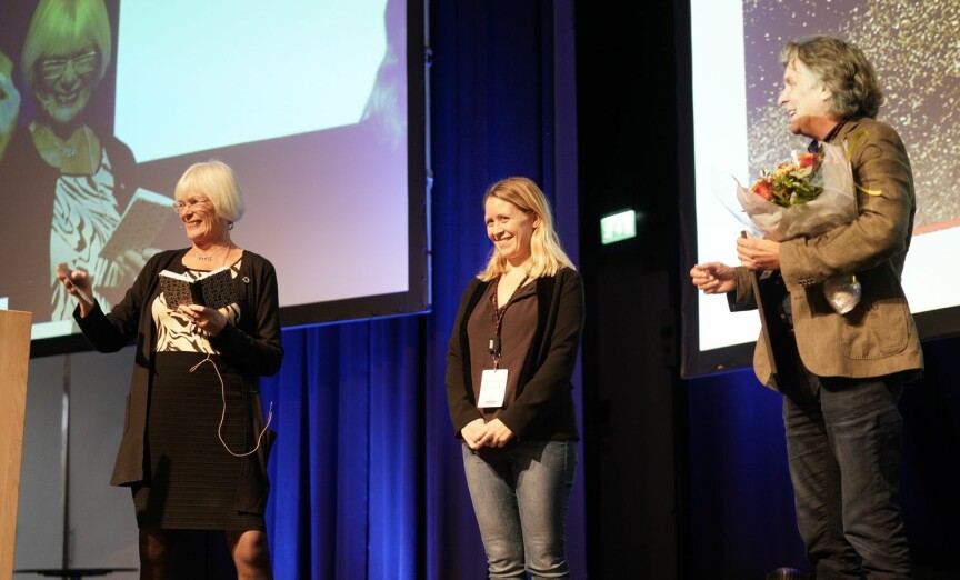 Tora Aasland deler ut årets Hjernekraftpriser til Nina S. Liland og Petter Bergerud. Foto: Ketil Blom Haugstulen