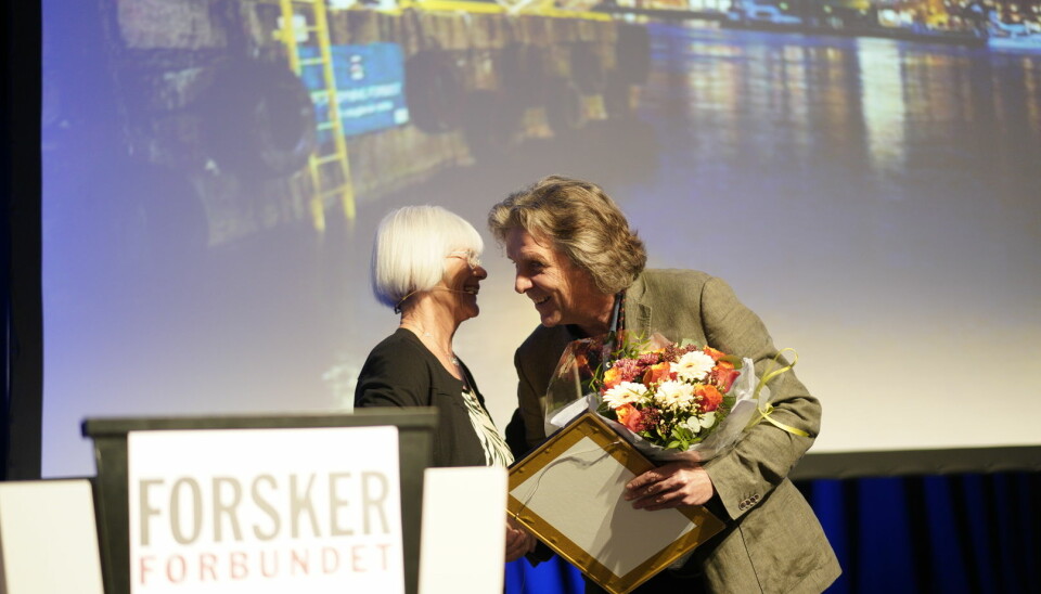 Petter bergerud mottar pris fra Tora Aasland. Foto: Ketil Blom Haugstulen