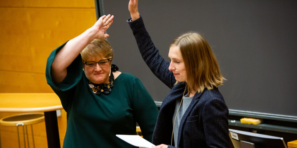 Kulturminister Trine Skei Grande (t.v.) og forsknings- og høyere utdanningsminister, Iselin Nybø, inviterte til konferanse og ber om innspill til hva som skal til for at det norske fagspråket ikke skal forvitre . Foto: Runhild Heggem Kulturminister Trine Skei Grande (t.v.) og forsknings- og høyere utdanningsminister, Iselin Nybø, inviterte til konferanse og ber om innspill til hva som skal til for at det norske fagspråket ikke skal forvitre . Foto: Runhild Heggem