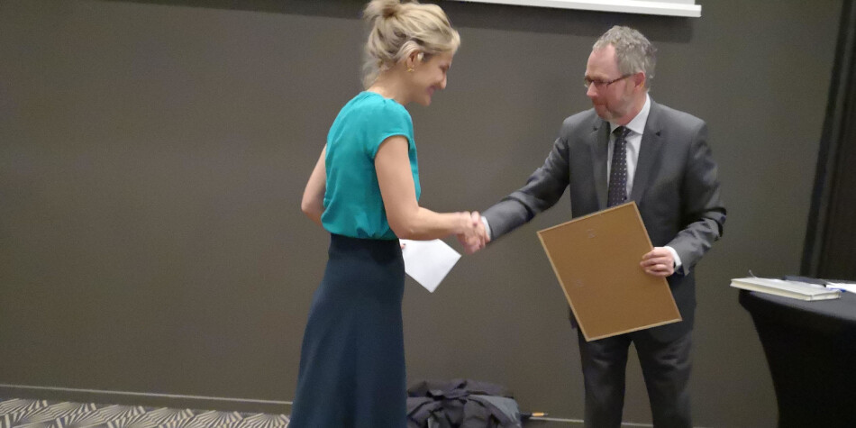 Dzenana Karadza fra internasjonalt kontor på NTNU mottok prisen fra Dikuss avdelingsdirektør, Vidar Pedersen. Foto:
Victoria Susanne Nydegger Schrøder Dzenana Karadza fra internasjonalt kontor på NTNU mottok prisen fra Dikuss avdelingsdirektør, Vidar Pedersen. Foto:
Victoria Susanne Nydegger Schrøder