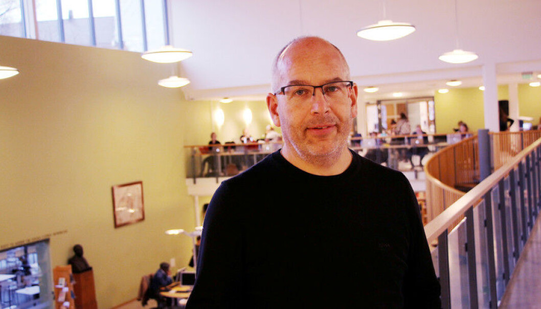 Danske Peder Gammeltoft leiar Språksamlingane, og er tilsett ved Universitetsbiblioteket. Han seier at debatten om fagspråk òg er noko ein har i Danmark. Foto: Hilde Kristin Strand Danske Peder Gammeltoft leiar Språksamlingane, og er tilsett ved Universitetsbiblioteket. Han seier at debatten om fagspråk òg er noko ein har i Danmark. Foto: Hilde Kristin Strand