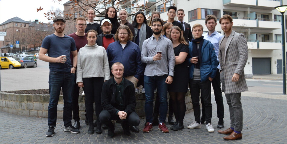 Samlet for diskutere tiltak mot stipendomlegging: Astrid Willa Eide Hoem - AUF, Tobias Drevland Lund - Rød Ungdom, Trine Skaar og Sebastian Dahl - NSF, Bjørn Winquist – Rødt studentlag Oslo, Hanna Flood – ANSA, Frank Aleksander Bræin – Pedagogstudentene, Tobias Lynghaug – NITO, Tora Hope – Unge funksjonshemmede, Ane Fossum – Naturviterne, Michal Jan Warecki – Industri Energi student, Ruben Amble Hirsti – UNIO – studentene, Mads Andreas Danielsen – Arbeidspartiets studentlag, Guro Aasaaren - Sosialistisk ungdom (i usortert rekkefølge) og sittende foran NSO-leder Håkon Randgaard Mikalsen. Foto: Eva Tønnessen Samlet for diskutere tiltak mot stipendomlegging: Astrid Willa Eide Hoem - AUF, Tobias Drevland Lund - Rød Ungdom, Trine Skaar og Sebastian Dahl - NSF, Bjørn Winquist – Rødt studentlag Oslo, Hanna Flood – ANSA, Frank Aleksander Bræin – Pedagogstudentene, Tobias Lynghaug – NITO, Tora Hope – Unge funksjonshemmede, Ane Fossum – Naturviterne, Michal Jan Warecki – Industri Energi student, Ruben Amble Hirsti – UNIO – studentene, Mads Andreas Danielsen – Arbeidspartiets studentlag, Guro Aasaaren - Sosialistisk ungdom (i usortert rekkefølge) og sittende foran NSO-leder Håkon Randgaard Mikalsen. Foto: Eva Tønnessen