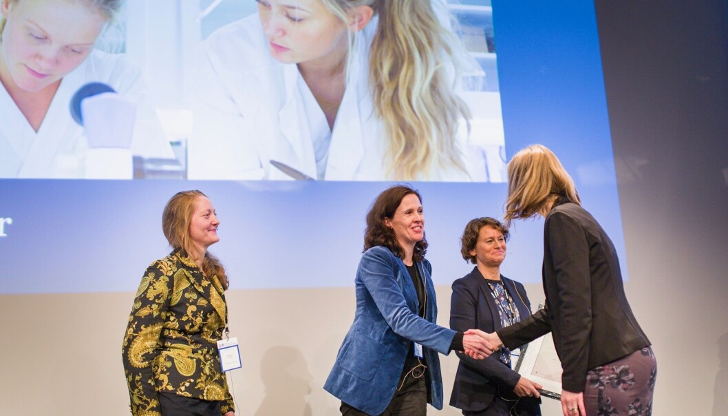 Statsråd Iselin Nybø (t.h.) delte ut utdanningskvalitetsprisen til Høgskulen på Vestlandet (HVL) og deres ePraksis-prosjekt onsdag. Førsteamanuensis Gry Sjøholt ved HVL tar i mot prisen. Foto: Siri Øverland Eriksen Statsråd Iselin Nybø (t.h.) delte ut utdanningskvalitetsprisen til Høgskulen på Vestlandet (HVL) og deres ePraksis-prosjekt onsdag. Førsteamanuensis Gry Sjøholt ved HVL tar i mot prisen. Foto: Siri Øverland Eriksen