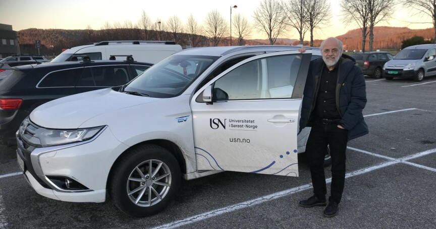 Rektor Petter Aasen ved Universitetet i Sørøst-Norge foretar mesteparten av reisene mellom universitetets åtte campuser, opp mot 30.000 kilometer i året, i denne bilen. Foto: Eva Tønnessen